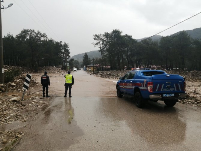 Jandarma, 412 devriyeden oluşan 897 personel ile hava muhalefetiyle mücadele ediyor