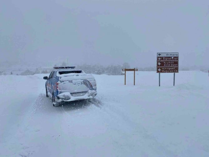 Jandarma, 412 devriyeden oluşan 897 personel ile hava muhalefetiyle mücadele ediyor