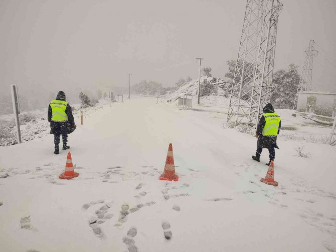 Jandarma, 412 devriyeden oluşan 897 personel ile hava muhalefetiyle mücadele ediyor