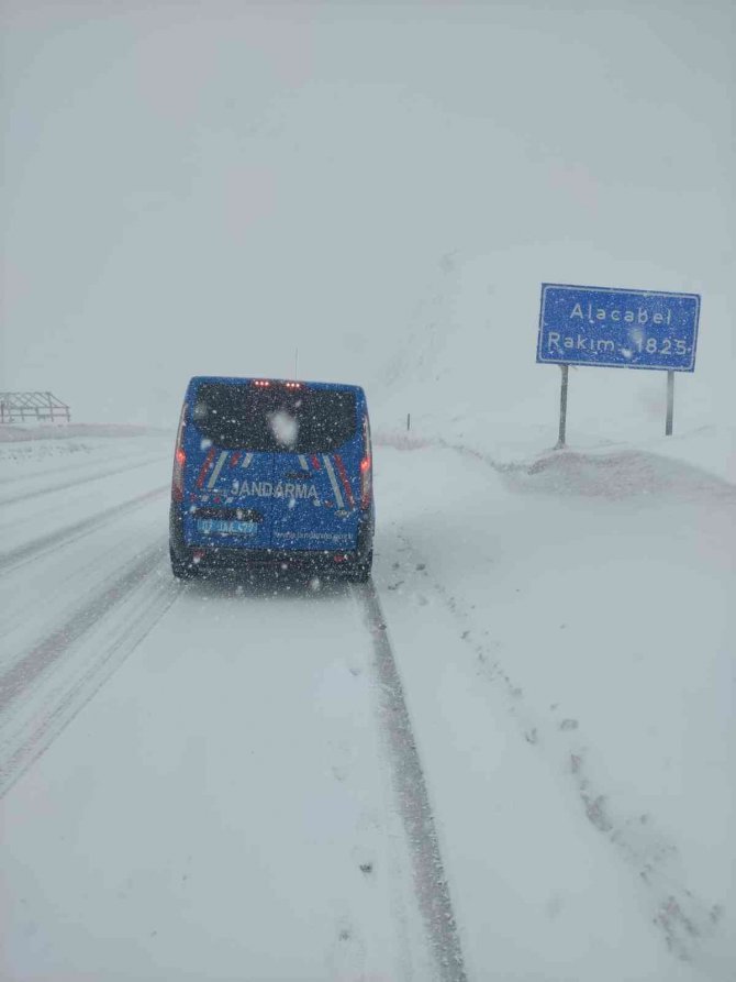 Jandarma, 412 devriyeden oluşan 897 personel ile hava muhalefetiyle mücadele ediyor