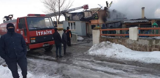 Müstakil ev cayır cayır yandı