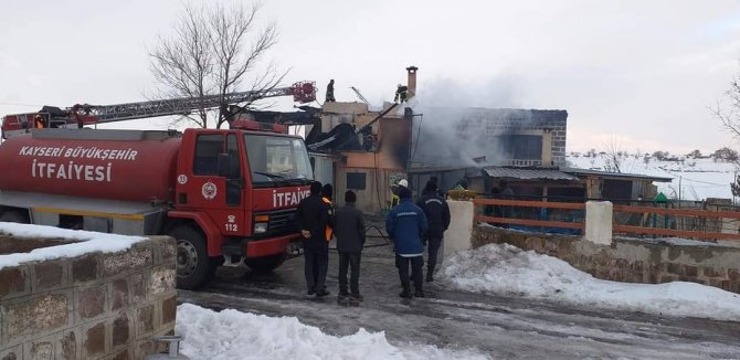 Müstakil ev cayır cayır yandı