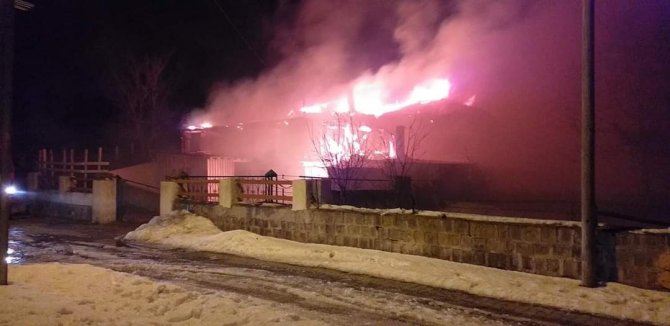 Müstakil ev cayır cayır yandı