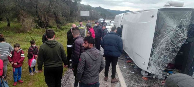 Öğrencilerin bulunduğu minibüs kaza yaptı: 12 yaralı