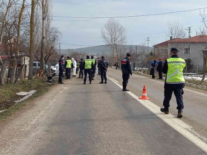 Otomobil ağaca çarptı: 2 ölü