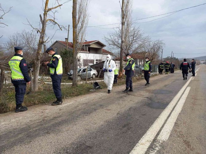 Otomobil ağaca çarptı: 2 ölü