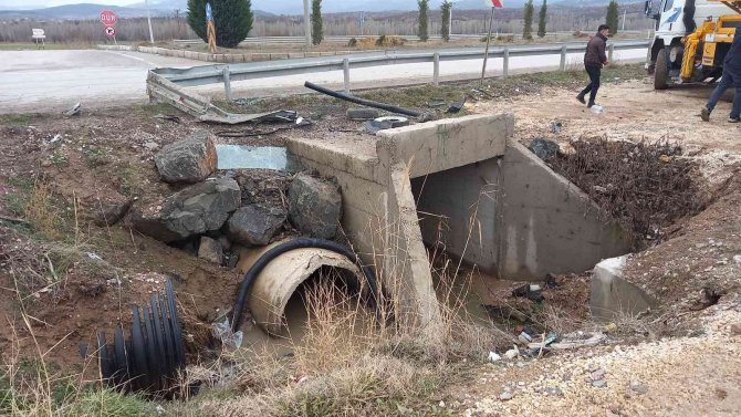 Otomobil dereye uçtu: 2 yaralı