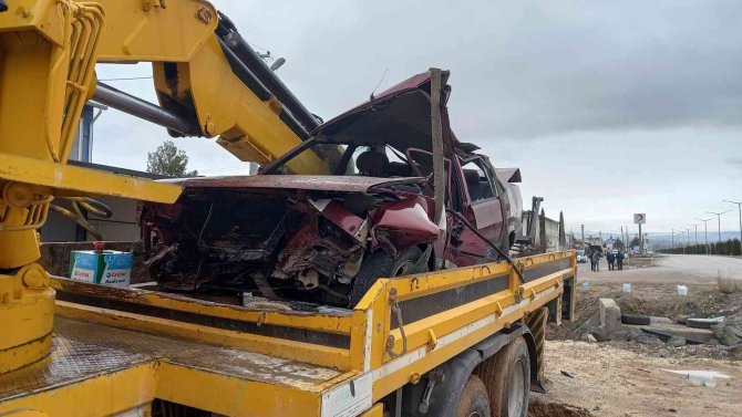 Otomobil dereye uçtu: 2 yaralı