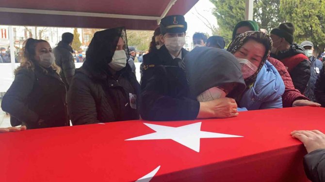 Şehit babası tabut başında oğlundan helallik istedi