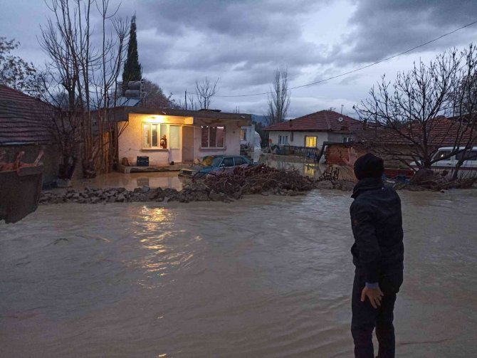 Selin vurduğu Sarayköy’de evleri su bastı