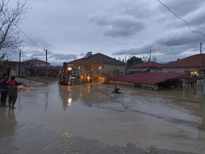 Selin vurduğu Sarayköy’de evleri su bastı