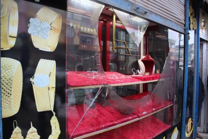 Yarım kilo altın çalan soygunculardan biri yakalandı