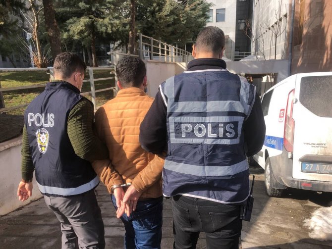 Yarım kilo altın çalan soygunculardan biri yakalandı