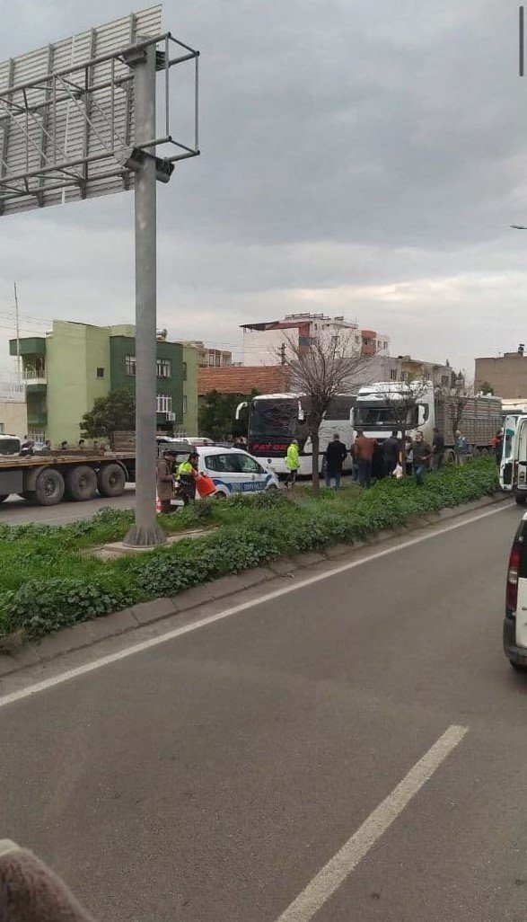 Yaşlı kadın tırın altında kaldı