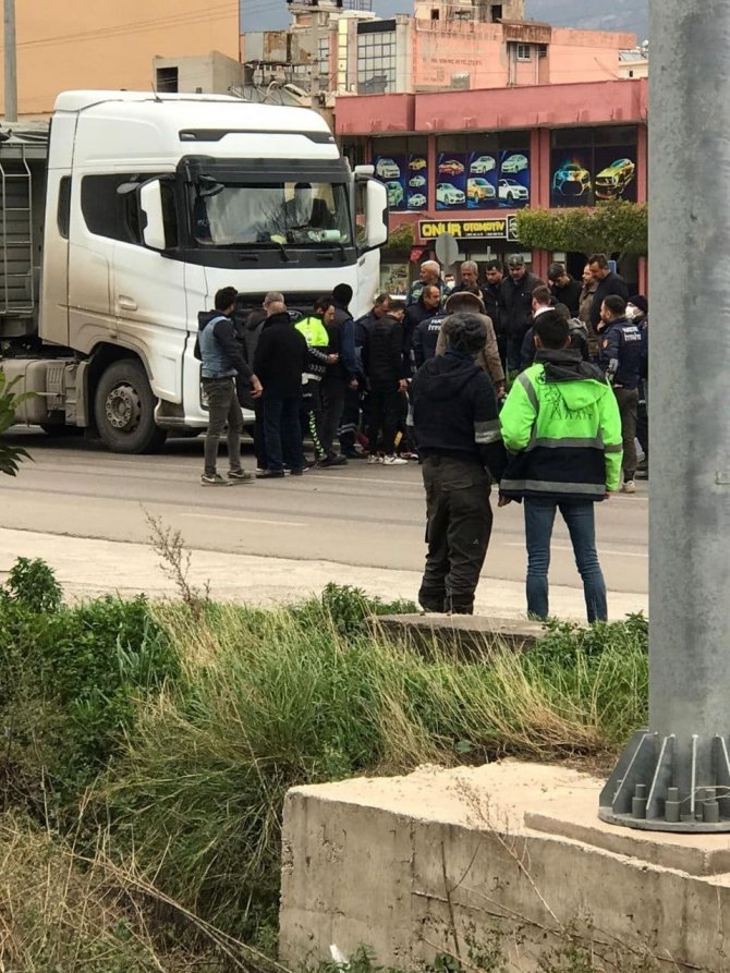 Yaşlı kadın tırın altında kaldı