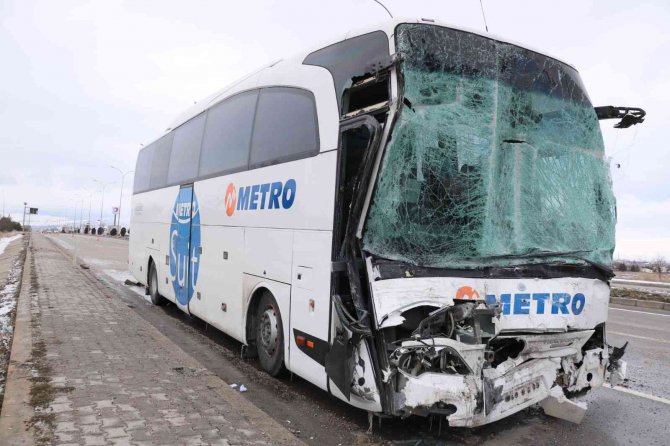 2’si çocuk 15 kişinin yaralandığı kazada enkaz kaldırma çalışması sürüyor