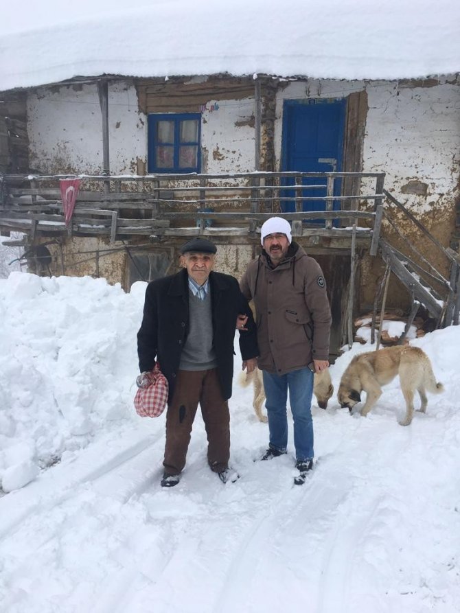 8 gündür evinde mahsur kalan 90 yaşındaki adamı ekipler kurtardı