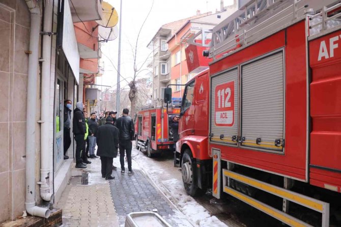 89 yaşındaki adam çıkan yangında dumandan etkilenerek hastanelik oldu