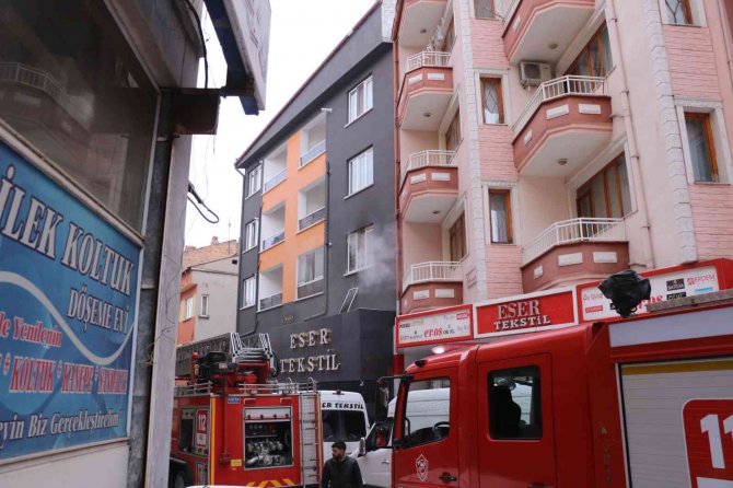 89 yaşındaki adam çıkan yangında dumandan etkilenerek hastanelik oldu