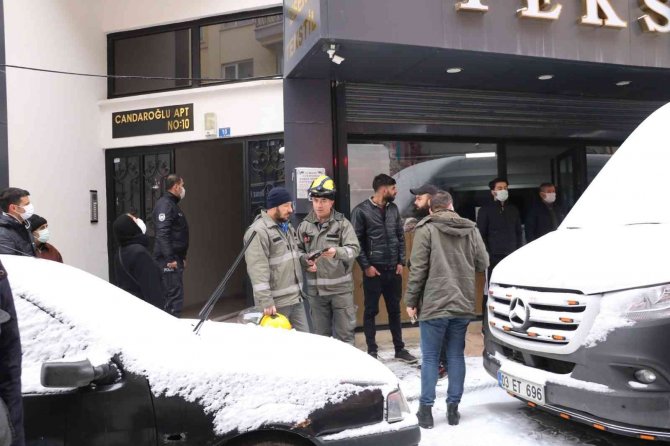 89 yaşındaki adam çıkan yangında dumandan etkilenerek hastanelik oldu