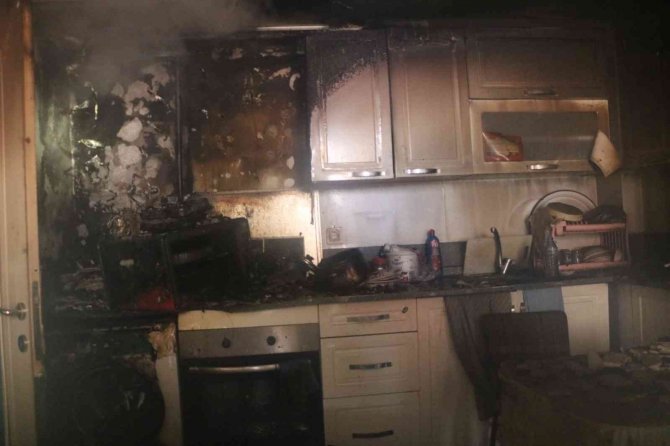 89 yaşındaki adam çıkan yangında dumandan etkilenerek hastanelik oldu