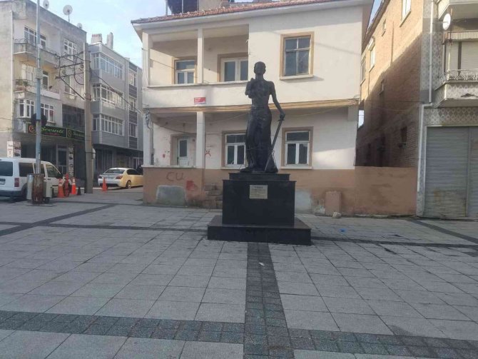 Adalet Anıtını ateşe veren 2 şüpheli gözaltına alındı