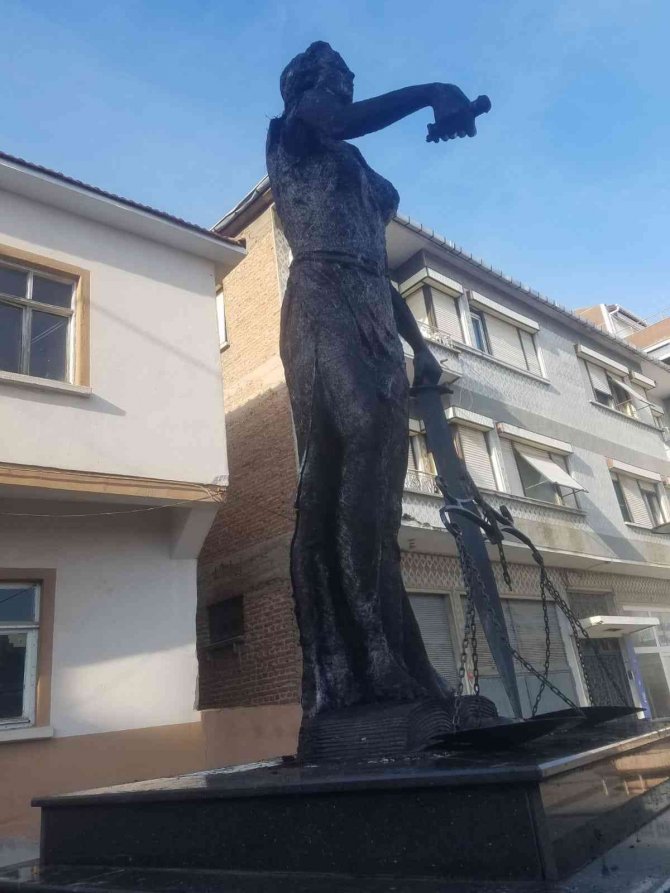 Adalet Anıtını ateşe veren 2 şüpheli gözaltına alındı