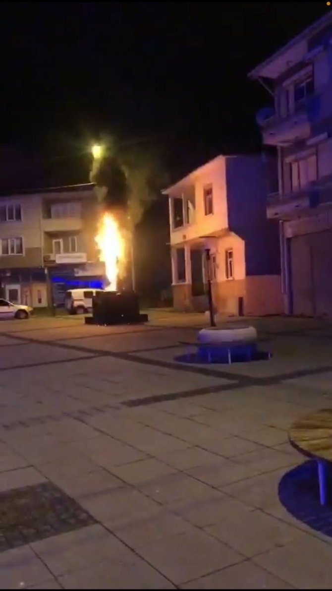 Adalet Anıtını ateşe veren 2 şüpheli gözaltına alındı