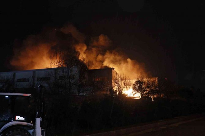 Adana’da hijyenik ürün üretim fabrikasının deposunda yangın