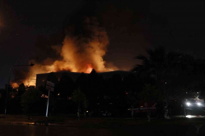 Adana’da hijyenik ürün üretim fabrikasının deposunda yangın