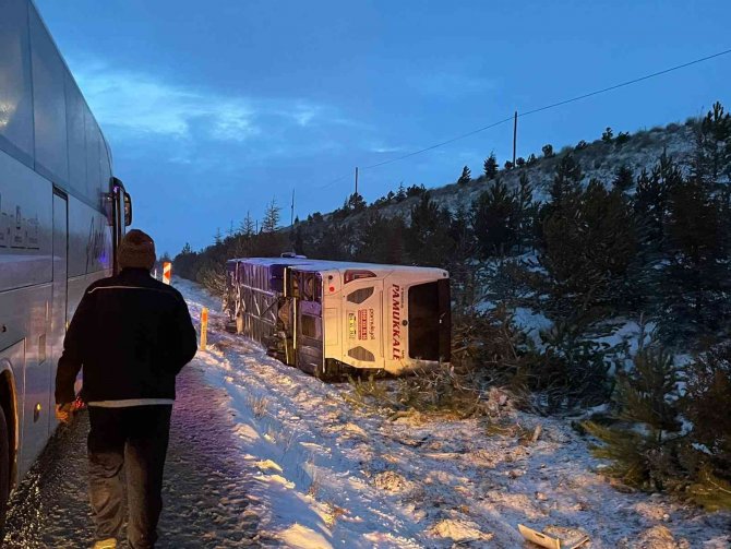 Afyonkarahisar’da yolcu otobüsü devrildi, 8 kişi yaralandı