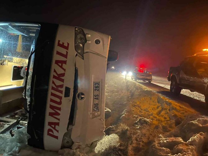 Afyonkarahisar’da yolcu otobüsü devrildi, 8 kişi yaralandı
