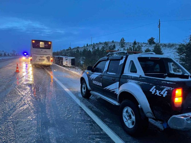 Afyonkarahisar’da yolcu otobüsü devrildi, 8 kişi yaralandı