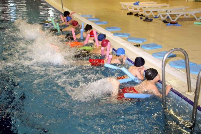 Akşehirli öğrencilerden yüzme kursuna yoğun ilgi