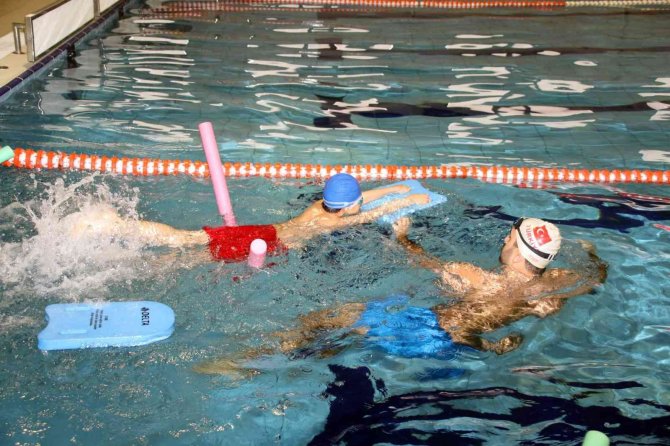 Akşehirli öğrencilerden yüzme kursuna yoğun ilgi
