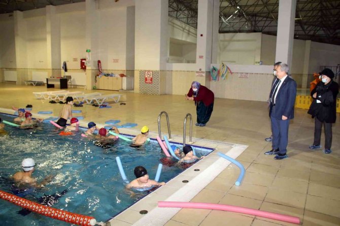 Akşehirli öğrencilerden yüzme kursuna yoğun ilgi