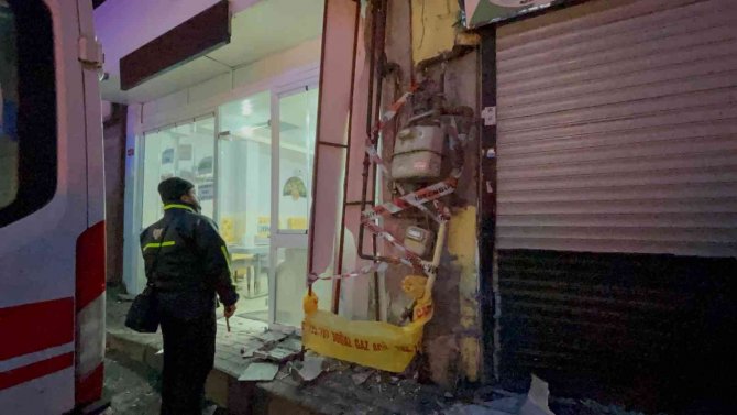 Alkollü sürücü, doğalgaz kutusuna çarptı: Kaza anı kamerada