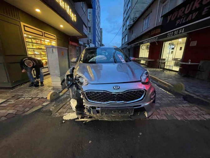 Alkollü sürücü, doğalgaz kutusuna çarptı: Kaza anı kamerada