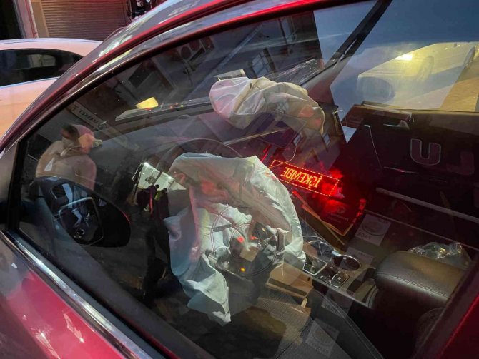 Alkollü sürücü, doğalgaz kutusuna çarptı: Kaza anı kamerada