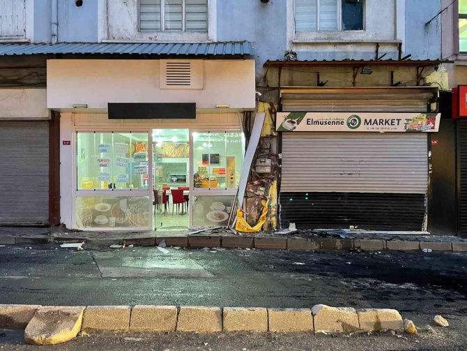 Alkollü sürücü, doğalgaz kutusuna çarptı: Kaza anı kamerada