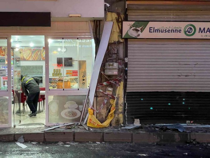 Alkollü sürücü, doğalgaz kutusuna çarptı: Kaza anı kamerada