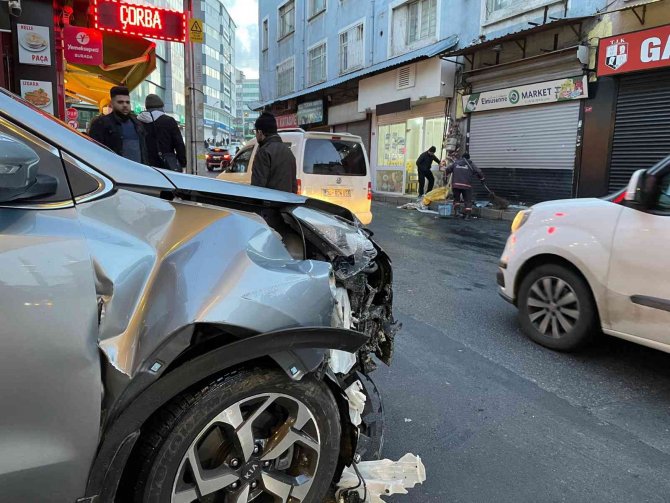 Alkollü sürücü, doğalgaz kutusuna çarptı: Kaza anı kamerada