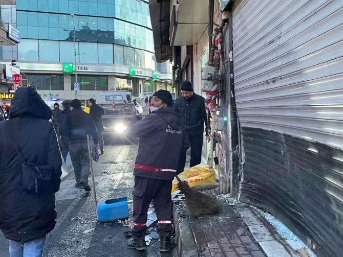 Alkollü sürücü, doğalgaz kutusuna çarptı: Kaza anı kamerada