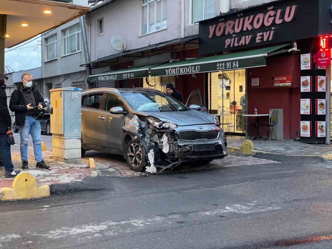 Alkollü sürücü, doğalgaz kutusuna çarptı: Kaza anı kamerada