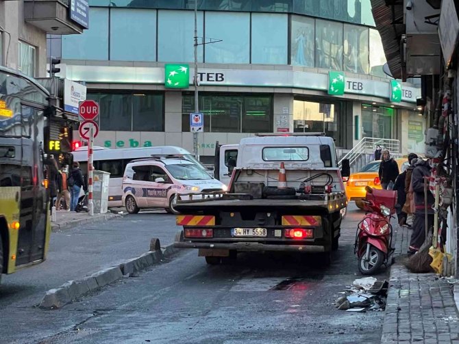 Alkollü sürücü, doğalgaz kutusuna çarptı: Kaza anı kamerada