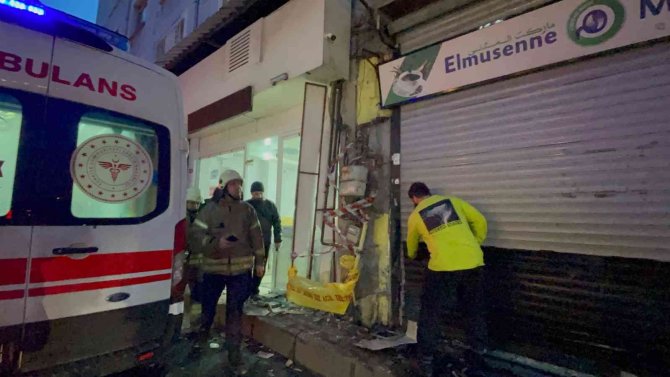 Alkollü sürücü, doğalgaz kutusuna çarptı: Kaza anı kamerada