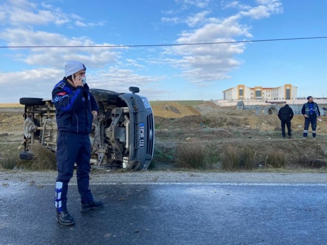 Cenaze aracı devrildi: 2 kişi yaralandı