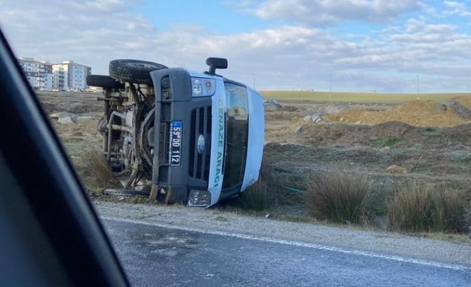 Cenaze aracı devrildi: 2 kişi yaralandı