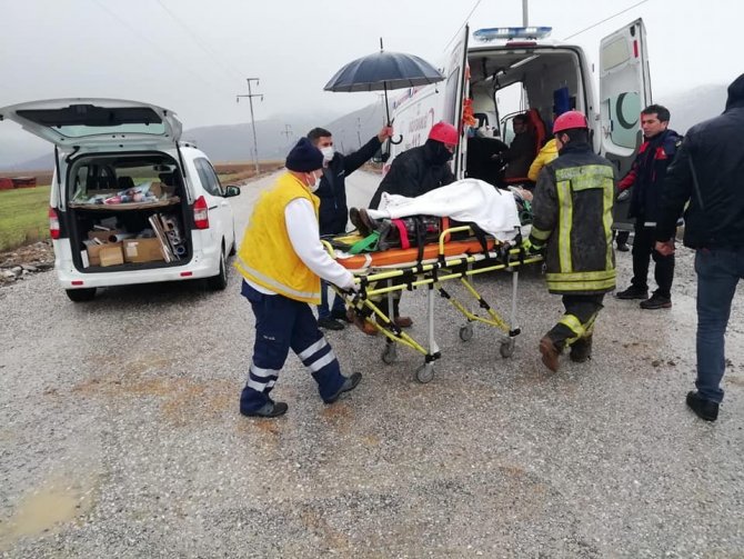 Ciple çarpışan otomobil tarlaya devrildi; 4 yaralı
