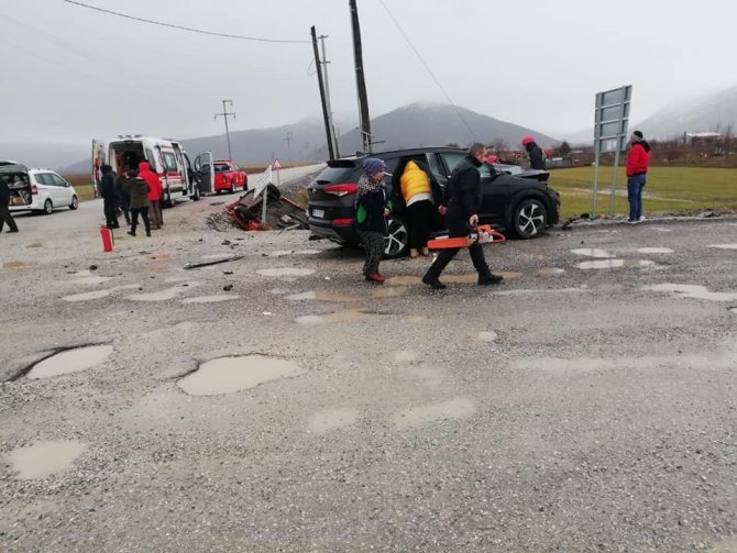 Ciple çarpışan otomobil tarlaya devrildi; 4 yaralı